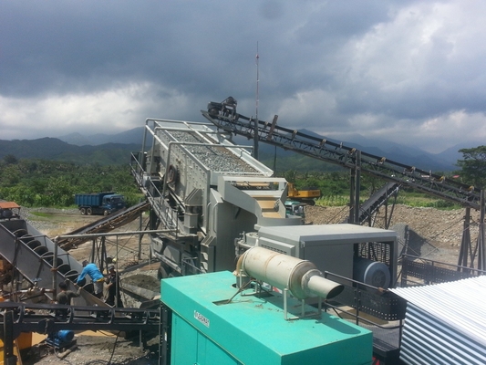 290Kw ट्रैक्ड मोबाइल क्रशर मशीन 250 TPH ट्रेलर रॉक पोर्टेबल ट्रक माउंटेड