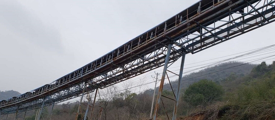 स्वचालित चलती इच्छुक कुल कन्वेयर बेल्ट लंबी दूरी की खनन अयस्क रेत